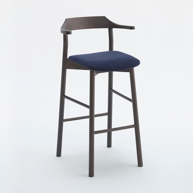 Yumi bar stool with arms and upholstered seat