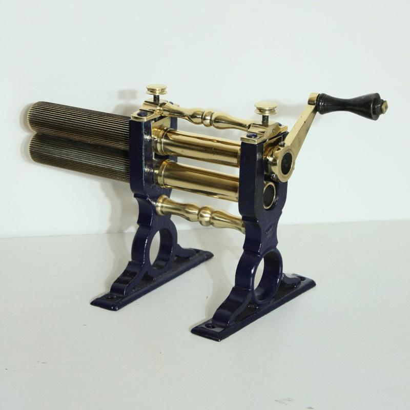 Antique black fluting iron Image 1