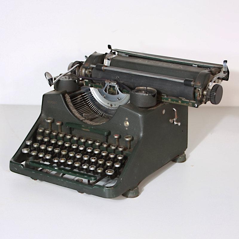 Vintage 1920's typewriter Image 1