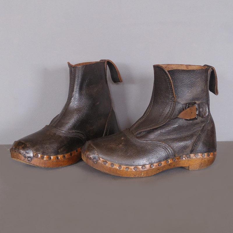 Pair of vintage leather clogs Image 1