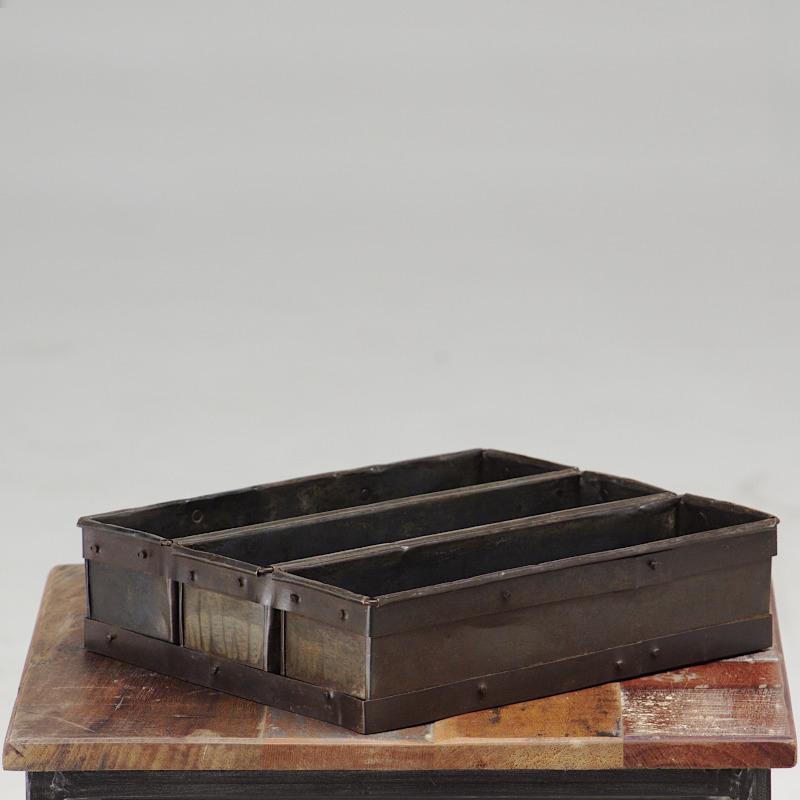 Horton triple tin display Image 1